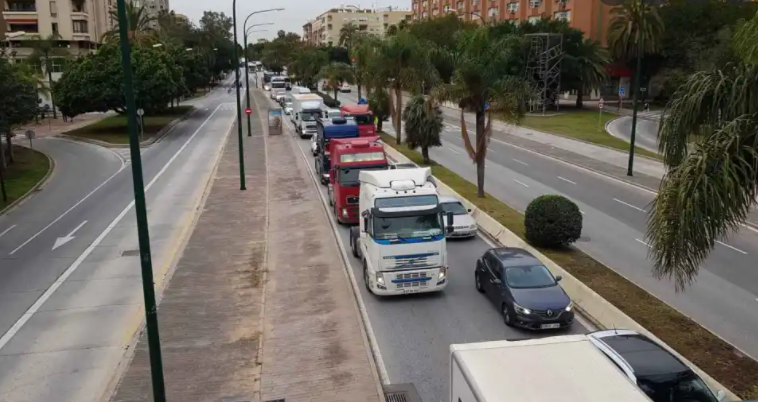 Striking hauliers paralyze traffic in Malaga